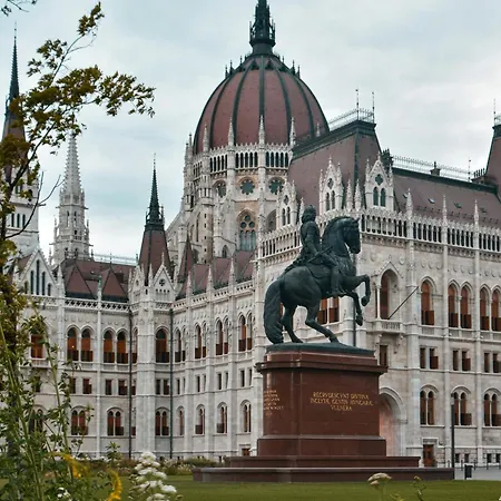 D20 - Gozsdu Garden - Location By Bqa Apartmán